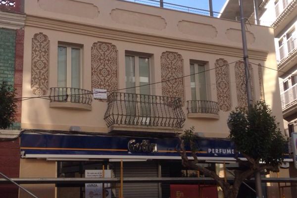 Rehabilitación de fachada exterior decorada con microcemento